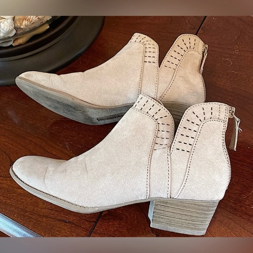 Arizona Jeans Co Memory Foam Cream SZ 6 Coastal Cowgirl Chic Suede Ankle Boots